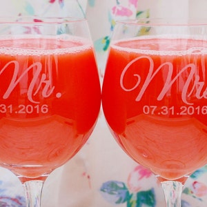 Set of 2 Mr and Mrs Glasses, Mr and Mrs Gift, Mr and Mrs Gift Idea, Mr and Mrs Wedding Gifts, Mr and Mrs Wedding Glasses, Toasting Glasses