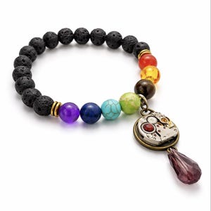 Puede incluir: Una taza de cerámica blanca con asa negra y el texto "But First, Coffee" en negrita negra. La taza se encuentra sobre un fondo borroso, sugiriendo un ambiente acogedor.