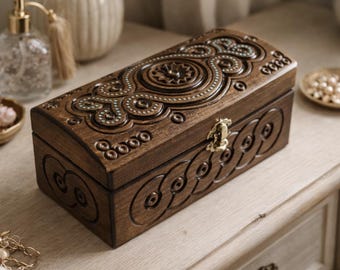 Portagioie in legno intagliato a mano proveniente dai Carpazi, scatola portagioie rustica in legno naturale, portagioie artigianale, regalo unico per lei