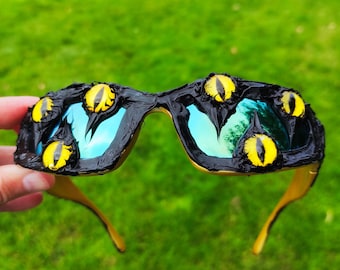 Cyberpunk zonnebril met buitenaards oogmotief, futuristische ravebril, Burning Man-bril, LED-techwear accessoires, opvallende feestbril