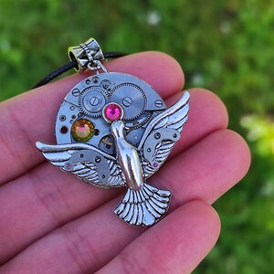 鳥モチーフのジュエリー 女性男性へのギフト シルバーペンダントネックレス 時計部品 動物モチーフのジュエリー 魔法のような女性へのギフト 飛ぶファンタジークリスタルファッション