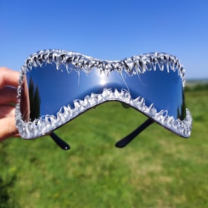 Futuristic Silver Cyber Sunglasses with 3D Silicone Edge – Y2K Alien Style Eyewear