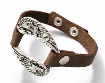 Bracciale in pelle con ali in stile steampunk, bracciale con parti del movimento dell'orologio, gioielli industriali, polsino con ali meccaniche, gioielli steampunk unisex
