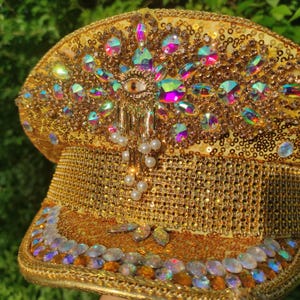 Goldene Pailletten-Captain-Festivalmütze mit Augenstein – Rave-Kopfbedeckung für Burning Man-Kostüm