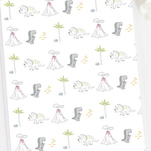 K&ouml;nnte beinhalten: Ein wei&szlig;er Hintergrund mit einem sich wiederholenden Muster aus gr&uuml;nen Palmen, grauen Dinosauriern, rosa und wei&szlig;en Vulkanen und gelben Punkten.