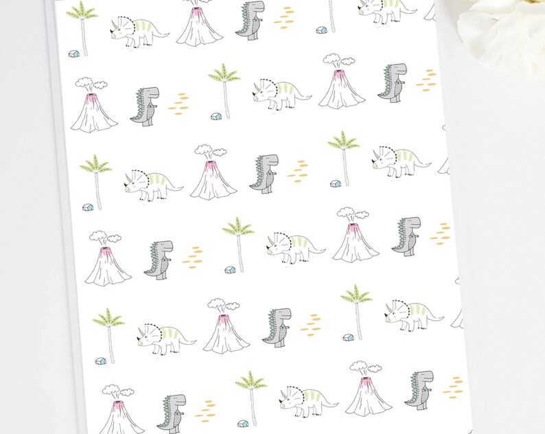 K&ouml;nnte beinhalten: Ein wei&szlig;er Hintergrund mit einem sich wiederholenden Muster aus gr&uuml;nen Palmen, grauen Dinosauriern, rosa und wei&szlig;en Vulkanen und gelben Punkten.