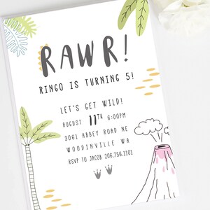 K&ouml;nnte beinhalten: Eine wei&szlig;e Einladung mit Dinosaurier-Motiv. Der Text lautet "RAWR! Ringo wird 5! Lasst uns wild werden! 11. August 18:00 Uhr 3061 Abbey Road NE Woodinville WA RSVP an Jacob 206.756.1101". Die Einladung zeigt einen Palmenbaum, einen Vulkan und Dinosaurierspuren.