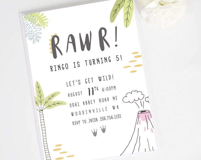 K&ouml;nnte beinhalten: Eine wei&szlig;e Einladung mit Dinosaurier-Motiv. Der Text lautet "RAWR! Ringo wird 5! Lasst uns wild werden! 11. August 18:00 Uhr 3061 Abbey Road NE Woodinville WA RSVP an Jacob 206.756.1101". Die Einladung zeigt einen Palmenbaum, einen Vulkan und Dinosaurierspuren.