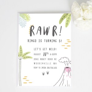 K&ouml;nnte beinhalten: Eine Dinosaurier-Geburtstagseinladung mit einer gr&uuml;nen und gelben Dschungelszene, einem Vulkan und dem Text "RAWR! Ringo wird 5! Lasst uns wild werden! 11. August 18:00 Uhr 3061 Abbey Road NE Woodinville WA RSVP an Jacob 206.756.1101"