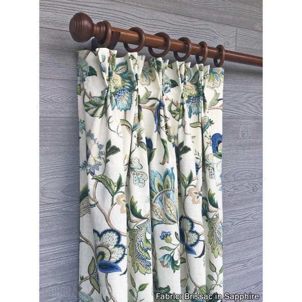 Cortina plisada Brissac en color zafiro, 84, 96 y 108 cm, lino floral en azul y crema claro, con pliegues hechos a mano. Precio por panel.