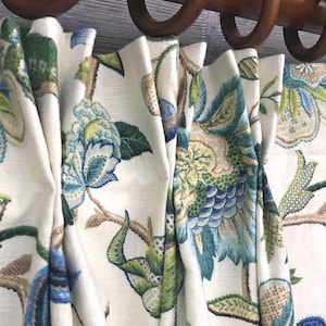 Cortina plisada Brissac en color zafiro, 84, 96 y 108 cm, lino floral en azul y crema claro, con pliegues hechos a mano. Precio por panel.