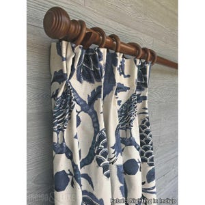 Cortina plisada Nighting en índigo, 84, 96, 108 y 120 cm, mezcla de lino de alta densidad, con estampado floral grande y pájaros. Precio por panel.