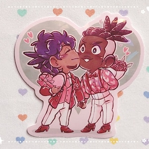 Può includere: Due personaggi dei cartoni animati, uno con i capelli viola e l'altro con la pelle marrone e i capelli castani, sono vestiti con abiti rosa e bianchi con cuori. Il personaggio con i capelli viola tiene una scatola rosa a forma di cuore con un nastro rosso. Il personaggio con la pelle marrone tiene un mazzo di fiori rosa.