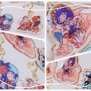 Può includere: Un set di portachiavi con personaggi in stile anime colorati che presentano una varietà di personaggi e pose. I portachiavi sono realizzati in acrilico trasparente e hanno anelli metallici dorati.