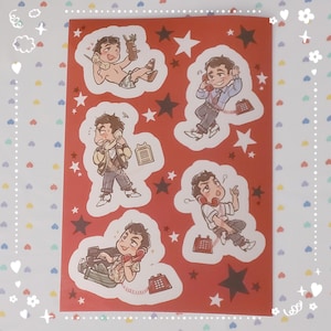 Puede incluir: Una hoja de pegatinas roja con ilustraciones de dibujos animados de una persona usando un teléfono de disco en varias poses. Las ilustraciones tienen contornos blancos y formas de estrella. La persona se representa en diferentes atuendos y entornos.