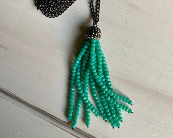 Beaded pendant necklace