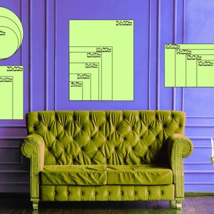 Puede incluir: Una pared morada con un sof&aacute; verde delante. Hay seis marcos rectangulares de diferentes tama&ntilde;os en la pared, cada uno con una medida diferente en cent&iacute;metros. Los marcos est&aacute;n todos vac&iacute;os.