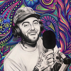 Puede incluir: Un retrato en blanco y negro de un hombre con barba y gorra, que lleva auriculares y sostiene un micr&oacute;fono. El fondo es un patr&oacute;n psicod&eacute;lico de colores brillantes, incluyendo rosa, verde, azul y amarillo.
