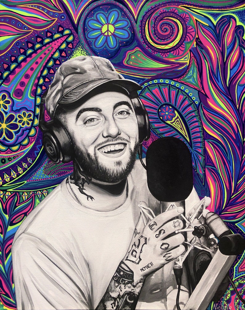 Puede incluir: Un retrato en blanco y negro de un hombre con barba y gorra, que lleva auriculares y sostiene un micr&oacute;fono. El fondo es un patr&oacute;n psicod&eacute;lico de colores brillantes, incluyendo rosa, verde, azul y amarillo.