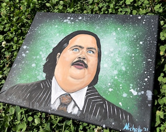 Puede incluir: Un lienzo pintado a mano con un retrato de un hombre con bigote y una expresión de sorpresa. Lleva un traje a rayas blanco y negro con una corbata marrón. El fondo es un efecto de pintura salpicada verde y negro.