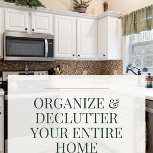 Pode incluir: Armários de cozinha brancos com micro-ondas de aço inoxidável e backsplash de azulejos de mosaico. O texto "ORGANIZE & DECLUTTER YOUR ENTIRE HOME" é exibido na bancada. Plantas verdes e uma garrafa estão em cima dos armários.