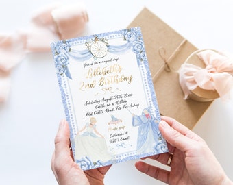 Puede incluir: Una tarjeta de invitación azul y blanca con una ilustración de Cenicienta y el Hada Madrina. El texto dice "Join us for a magical day! Lillibeth's 2nd Birthday. Sábado 21 de agosto de 2016 14:00. Castillo en una colina. Old Castle Road, Far Far Away. RSVP. Catherine & Text/Email."