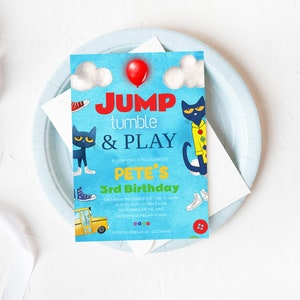 K&ouml;nnte beinhalten: Eine farbenfrohe Geburtstagseinladung mit dem Text "JUMP tumble & PLAY" und "Pete's 3rd Birthday". Die Einladung zeigt Cartoon-Katzen, einen roten Ballon, Wolken und einen gelben Schulbus. Die Einladung liegt auf einem hellblauen Teller.