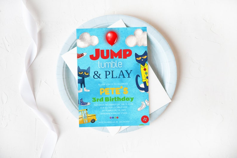 K&ouml;nnte beinhalten: Eine farbenfrohe Geburtstagseinladung mit dem Text "JUMP tumble & PLAY" und "Pete's 3rd Birthday". Die Einladung zeigt Cartoon-Katzen, einen roten Ballon, Wolken und einen gelben Schulbus. Die Einladung liegt auf einem hellblauen Teller.