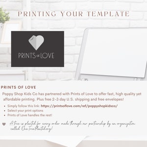 K&ouml;nnte beinhalten: Ein wei&szlig;er Drucker mit einem leeren Blatt Papier wird auf einer wei&szlig;en Oberfl&auml;che gezeigt. Das Bild enth&auml;lt den Text "PRINTING YOUR TEMPLATE" und ein Logo f&uuml;r "PRINTS OF LOVE". Zus&auml;tzlicher Text liefert Druckinformationen.