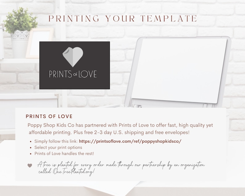 K&ouml;nnte beinhalten: Ein wei&szlig;er Drucker mit einem leeren Blatt Papier wird auf einer wei&szlig;en Oberfl&auml;che gezeigt. Das Bild enth&auml;lt den Text "PRINTING YOUR TEMPLATE" und ein Logo f&uuml;r "PRINTS OF LOVE". Zus&auml;tzlicher Text liefert Druckinformationen.