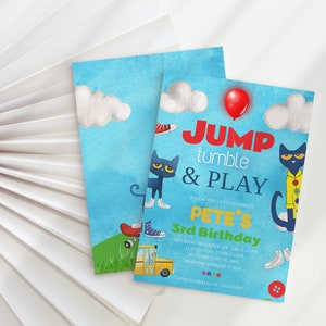 K&ouml;nnte beinhalten: Zwei blaue Geburtstagseinladungen im Aquarellstil. Eine zeigt eine Katze, ein Skateboard und die Worte "JUMP tumble & PLAY". Die andere Einladung hat einen roten Ballon und den Text "PETE'S 3rd Birthday."