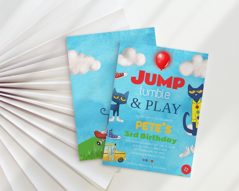 K&ouml;nnte beinhalten: Zwei blaue Geburtstagseinladungen im Aquarellstil. Eine zeigt eine Katze, ein Skateboard und die Worte "JUMP tumble & PLAY". Die andere Einladung hat einen roten Ballon und den Text "PETE'S 3rd Birthday."