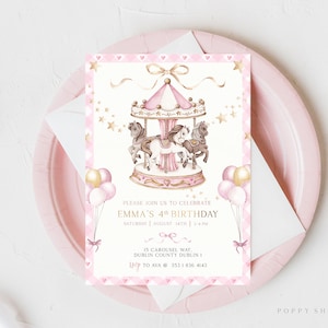 Op de afbeelding: Roze en gouden verjaardagsuitnodiging met een carrousel-illustratie en ballonnen. De tekst luidt "Kom gezellig meevieren met ons de 4e verjaardag van Emma, zaterdag 14 augustus, 14:00 - 16:00 uur, 15 Carousel Way, Dublin County Dublin 1, RSVP aan Ava op 1531 836 4143".
