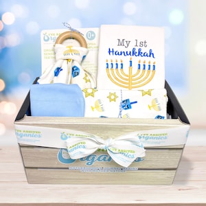 Chanukka-Baby-Geschenkkorb, Gender Neutral Geschenk, personalisierte Urlaub Babykleidung, Bio, Menorah, Dreidels, Jejuda, Davidstern