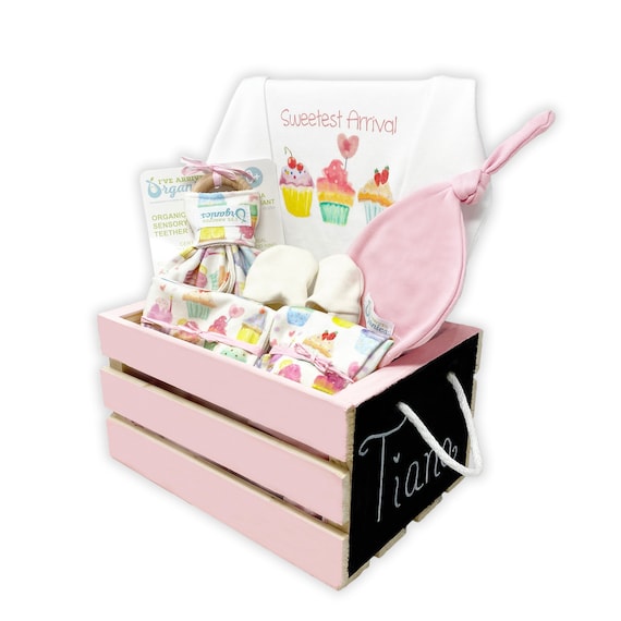 Cesta de regalo para nina ropa de bebe con corazones y dulces de cupcakes ropa organica para baby shower regalo de baby shower con cupcakes traje para bebe recien nacido Etsy