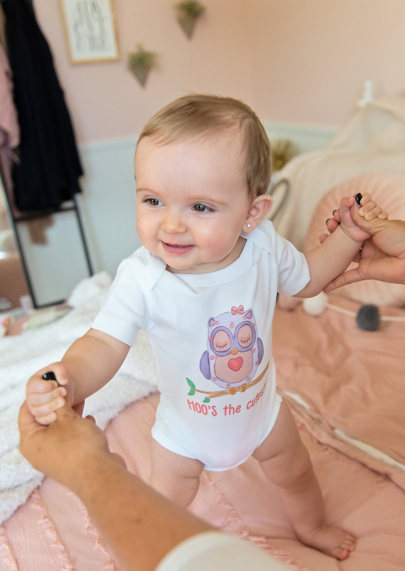 Baby Mädchen Geschenkkorb, Bio-Baby-Kleidung, personalisiertes Baby-Geschenk, Bio-Eule handgemachtes Set, Baby-Dusche-Geschenk, nach Hause kommen Baby Mädchen Bild 5