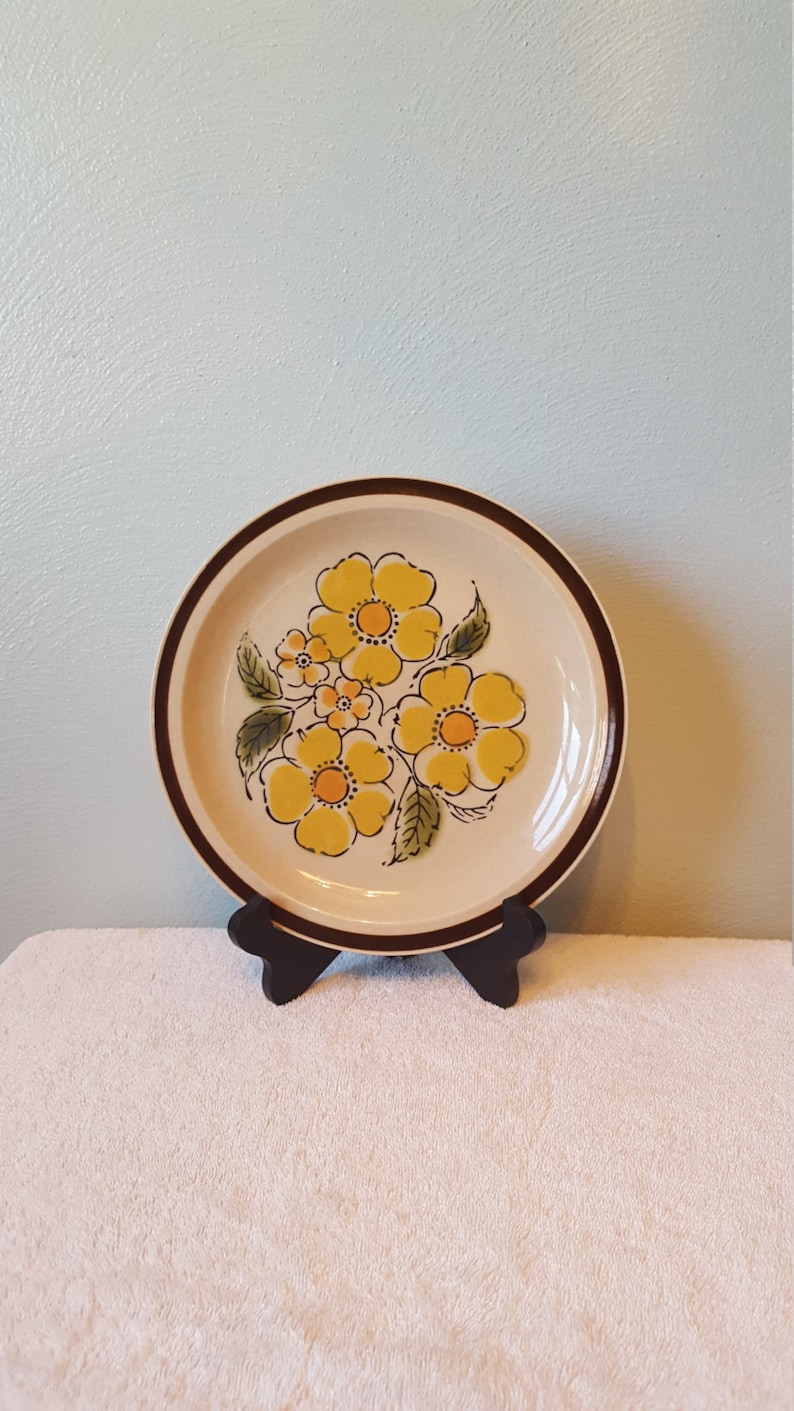super cute floral print! Set of 4 Montrose Stoneware Dinner Plates