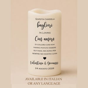 Peut inclure: Une bougie pilier blanche avec du texte noir. Le texte comprend les mots "QUESTA CANDELA", "bagliori", "IN LOVING", "Con amore" et une date. Un symbole de c&oelig;ur est &eacute;galement pr&eacute;sent. La bougie est un article de mariage ou de comm&eacute;moration.