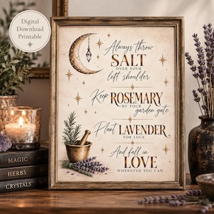 Könnte beinhalten: Ein gerahmter Wandkunstdruck mit beigem Hintergrund und gold-schwarzem Text: Always throw SALT over your left shoulder, Keep ROSEMARY BY YOUR garden gate, Plant LAVENDER FOR LUCK, And fall in LOVE WHENEVER YOU CAN, verziert mit einer Mondsichel.