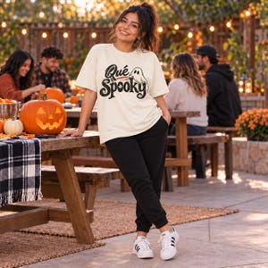 T-shirt Qué Spooky, T-shirt Halloween en spanglish, T-shirt à motif fantôme, Inscription inspirée de la Talavera, T-shirt unisexe d'automne