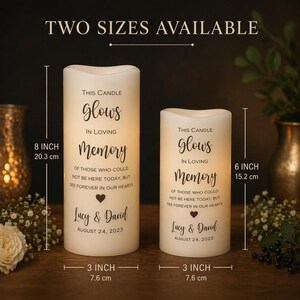 Peut inclure: Deux bougies piliers 20,3 cm et 15,2 cm de haut, de couleur ivoire, avec un dessus incurv&eacute;. Chaque bougie porte l'inscription "This Candle Glows in Loving Memory" et les noms "Lucy & David" avec une date. Les bougies mesurent 7,6 cm de large.