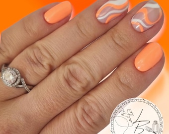 Oranje en witte krullen, feloranje nagels, LUXURY PRESS ON, valse nagels, persnagels, lijm, handgeschilderde nagels, stilettonagels