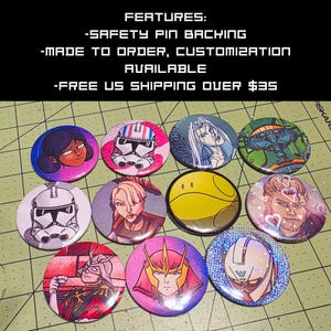 Puede incluir: Una colecci&oacute;n de botones redondos y coloridos con ilustraciones de personajes. Los botones tienen respaldo de alfiler de seguridad y se fabrican por encargo, con personalizaci&oacute;n disponible.