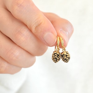 Delicados pendientes de gancho con forma de piña • Pendientes colgantes con forma de piña • Joyas de naturaleza • Bodas con temática de naturaleza • Joyas de piña • Mini piña 225