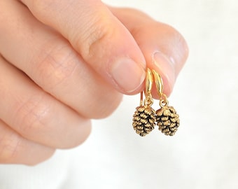Delicados pendientes de gancho con forma de piña • Pendientes colgantes con forma de piña • Joyería natural • Boda con temática natural • Joyería de piña • Mini piña 225