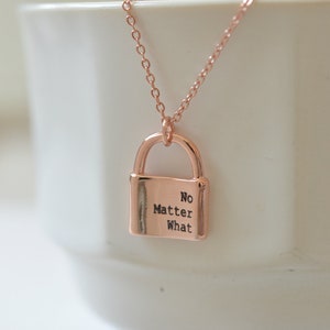 Op de afbeelding: Een ketting van roségoud met een hangertje in de vorm van een slot met de tekst "No Matter What".