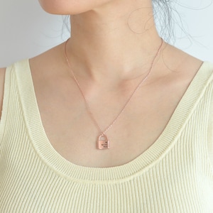 Naszyjnik z kłódką grawerowany na zamówienie, naszyjnik z wisiorkiem w kształcie kłódki, naszyjnik przyjaźni, naszyjnik dla zakochanych, spersonalizowany prezent dla druhny 227