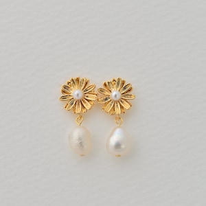 Orecchini pendenti con fiori di camomilla in perle d'acqua dolce • Orecchini pendenti in argento dorato • Gioielli da sposa • Orecchini con fiori di margherita • Regalo per damigelle d'onore