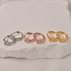 Sierlijke knoop Huggie-oorbellen • Minimalistische Love Knot Huggie Hoops • Alledaagse oorbellen • Comfortabel, stijlvol ontwerp • Perfect cadeau voor haar