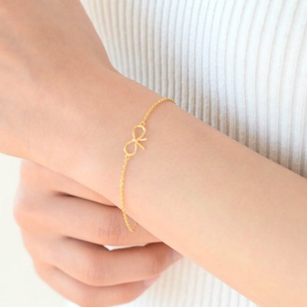 Bracelet noeud délicat avec étiquette initiale/petit noeud de ruban personnalisé, cadeau de demoiselles d'honneur, bracelet meilleure amie, bijoux de mariage initial estampés à la main 173